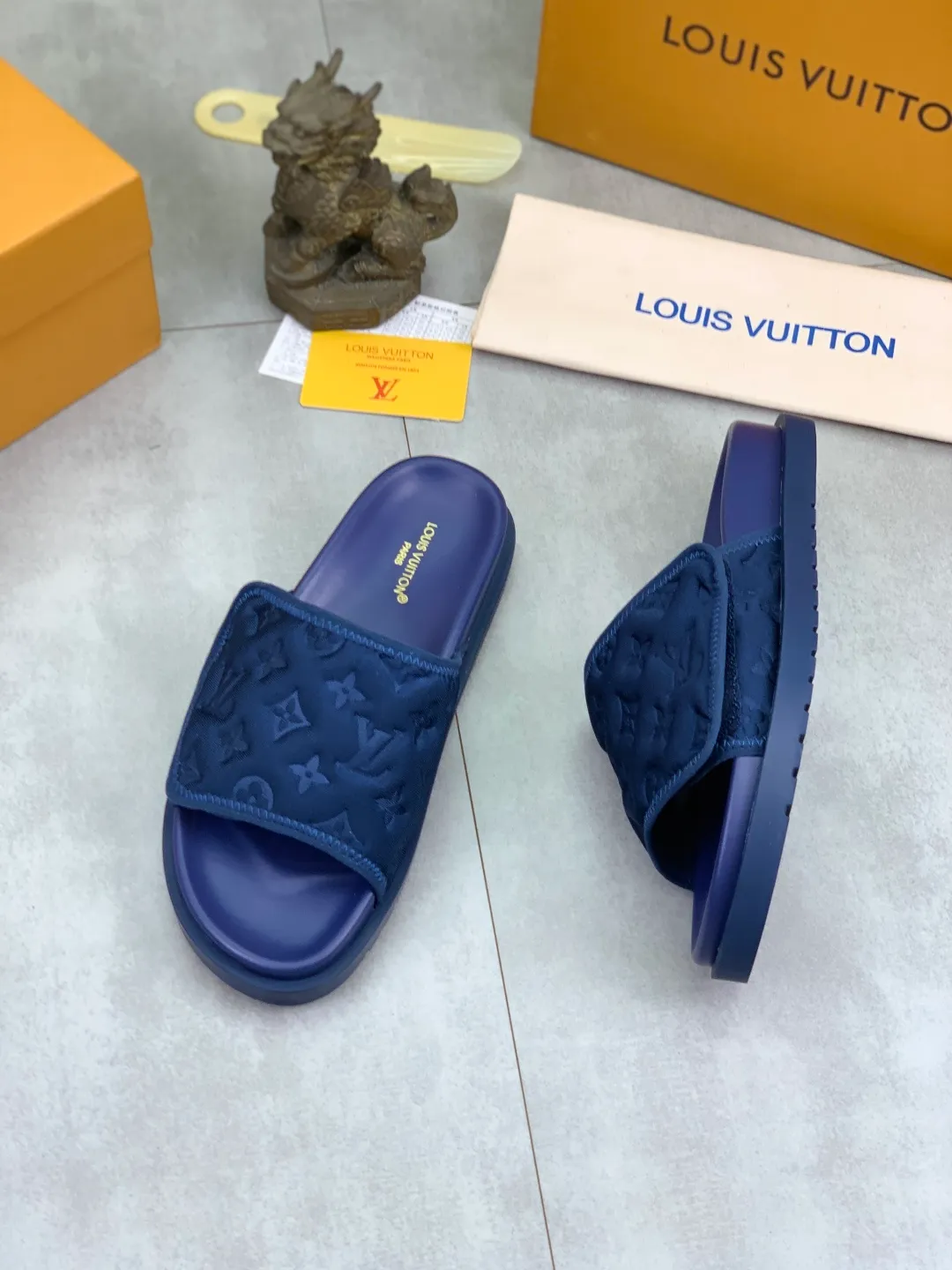 Men's shoes 💰P320 💰[New style]🆘 Original quality [LOUIS VUITTON] The popular Louis Vuitton LV men's slippers on the official website are on sale simultaneously! Original fabric imported from Italy, original factory special supply, code number: 38-44 (45 customized), many colors available